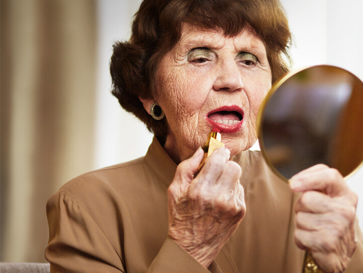 Seniorin beim Schminken