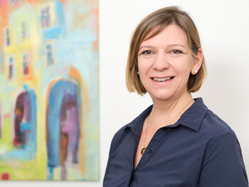 Frau mit Kinnlangen Haaren im Porträt