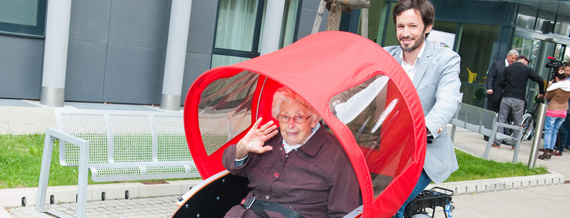 Klaus Schwertner, Generalsekretär der Caritas der Erzdiözese Wien, probierte die Rikscha gleich selbst aus.