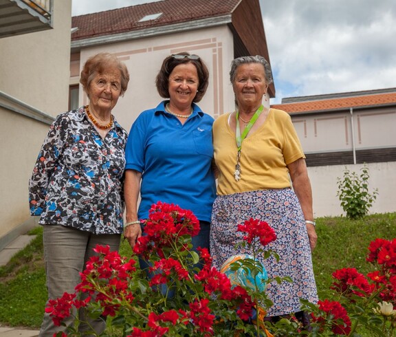 Betreuerin und Bewohnerinnen