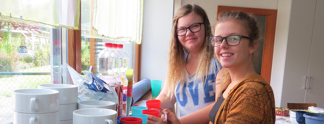 Fleißige Helfer in der Küche: Zwei Schülerinnen beim Koch- und Backnachmittag im Haus Johannes der Täufer