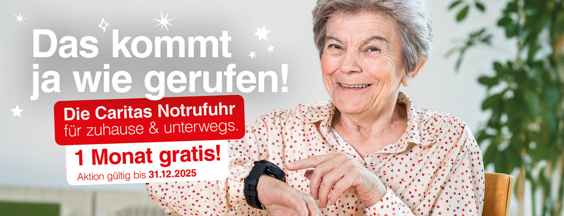 Eine ältere Dame sieht auf ihre Caritas Notrufuhr