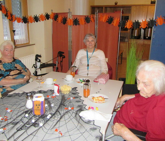 Unsere Bewohner*innen und Mitarbeiter*innen bei der Halloweenparty im Caritas Haus Elisabeth in Rechnitz.