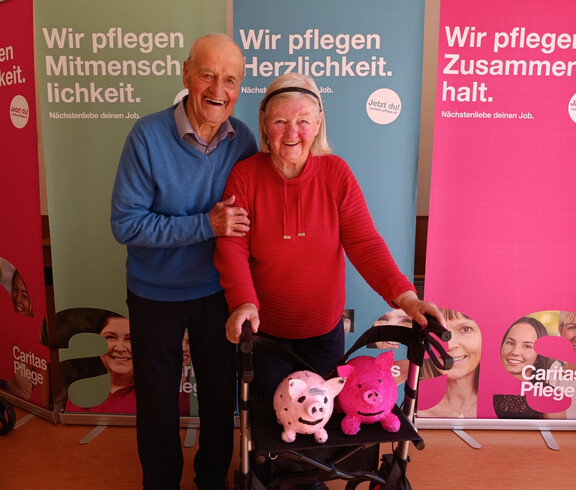Bewohner*innen präsentieren selbst gestaltete Pappmaché-Figuren beim Weltalzheimertag im Haus Anna.