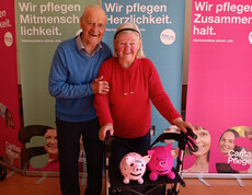 Bewohner*innen präsentieren selbst gestaltete Pappmaché-Figuren beim Weltalzheimertag im Haus Anna.