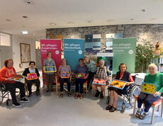 Bewohner*innen präsentieren selbst gestaltete Naturkunstwerke zum Weltalzheimertag in einem Caritas-Pflegewohnhaus.