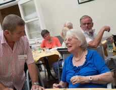 Haustechniker Franz Eidler mit Bewohnerin Dilys Lehmann im Gespräch