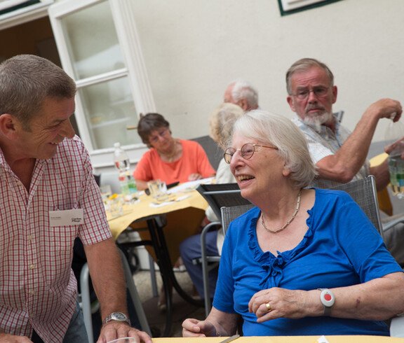 Haustechniker Franz Eidler mit Bewohnerin Dilys Lehmann im Gespräch