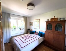 Ein Schlafzimmer mit antiquierter Möblierung