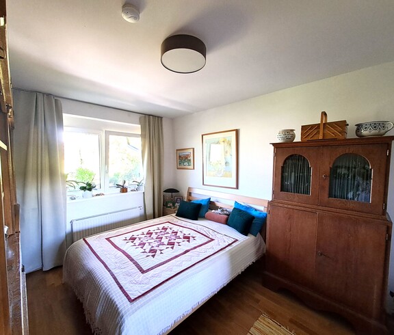 Ein Schlafzimmer mit antiquierter Möblierung