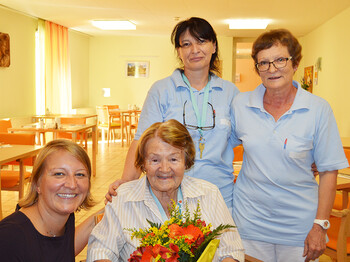 Das Team im Haus Baden gratuliert Bewohnerin Helene Wurglitsch zum 90. Geburtstag