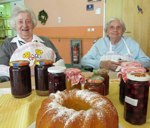 Bewohnerinnen mit selbstgemachter Marmelade