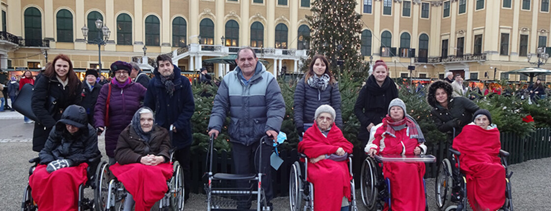 BewohnerInnen des Haus Schönbrunn bei einem Ausflug zum Weihnachtsmarkt beim Schloss Schönbrunn