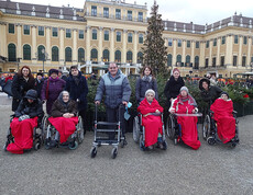 BewohnerInnen des Haus Schönbrunn bei einem Ausflug zum Weihnachtsmarkt beim Schloss Schönbrunn