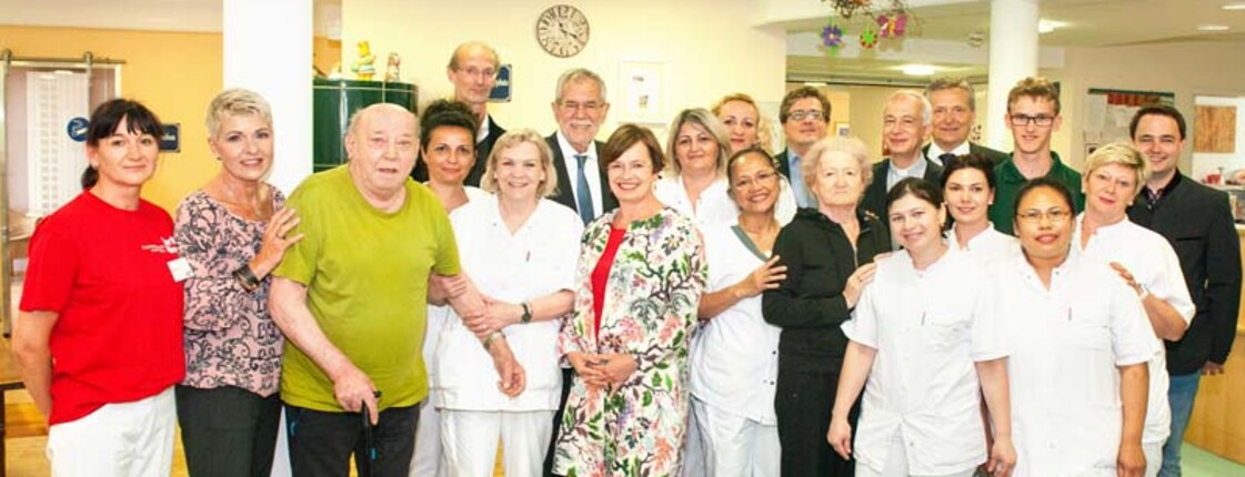 Bundespräsident Alexander Van der Bellen und Frau Doris Schmidauer im Haus St. Bernadette in Breitenfurt