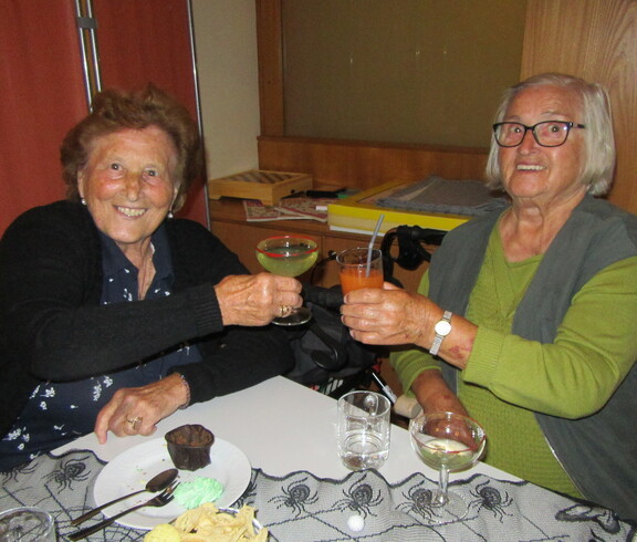 Unsere Bewohner*innen und Mitarbeiter*innen bei der Halloweenparty im Caritas Haus Elisabeth in Rechnitz.