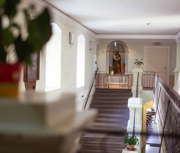 Beim Treppenaufgang des Hauses befindet sich eine Gottesstatue mit Jesuskind.