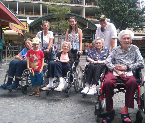 Die BewohnerInnen vom Haus Franz Borgia bei einem Einkaufsausflug am Rochusmarkt