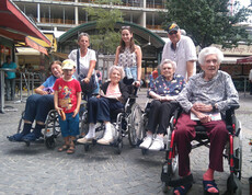 Die BewohnerInnen vom Haus Franz Borgia bei einem Einkaufsausflug am Rochusmarkt