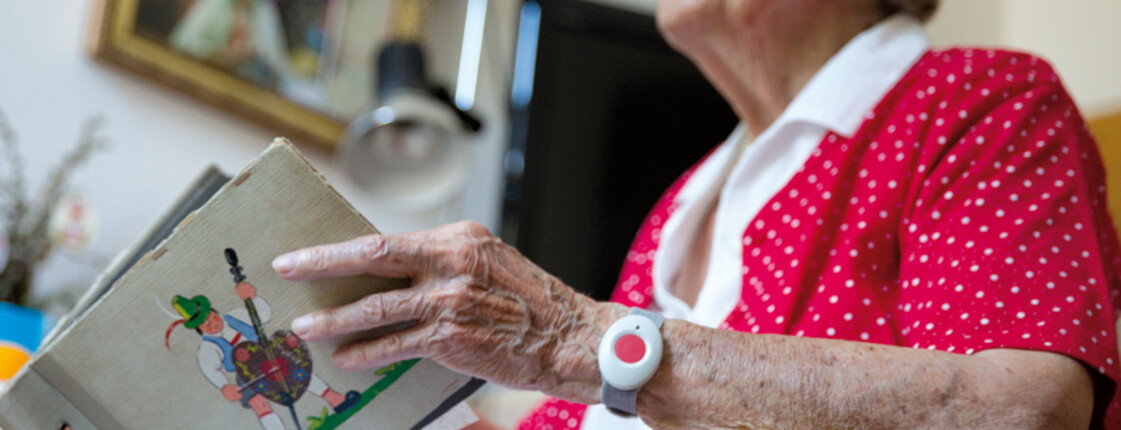 Ältere Dame mit Sender am Handgelenk Ältere Dame mit Sender am Handgelenk