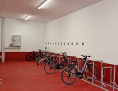 Ein Fahrradkeller mit Fahrrädern