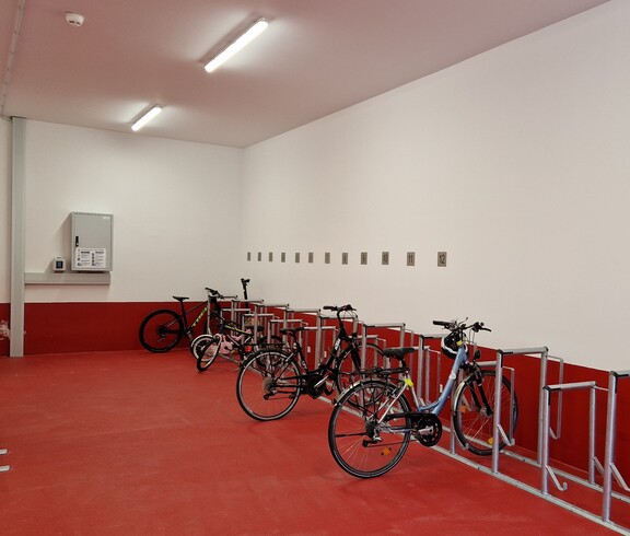 Ein Fahrradkeller mit Fahrrädern