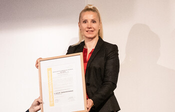 Bereichsleiterin Donata Rössler-Merlin hält das E-Qalin-Zertifikat für das Haus in Eberstein in den Händen.