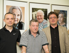 Fotoausstellung "Von Angesicht zu Angesicht" im Haus St. Bernadette: Dipl.-Krankenpfleger und Fotograf Christian Storzer mit Bewohner und Hausleiter Mustafa Salkovic.