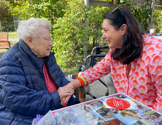 Melanie Balaskovics am Bauernmarkt im Caritas Haus St. Martin Eisenstadt