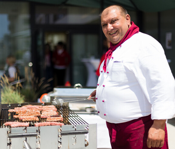Grillmeister Zlatko Tizminar aus dem Haus St. Teresa verwöhnt die Gäste mit Ćevapčići und Pleskavica.