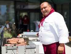 Grillmeister Zlatko Tizminar aus dem Haus St. Teresa verwöhnt die Gäste mit Ćevapčići und Pleskavica.