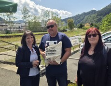 Hausleiterin Angelika Hütter (links) und Pflegedienstleiterin Andrea Schnedl (rechts) überreichten Herrn Limbacher als Dankeschön für seine Unterstützung eine kleine Aufmerksamkeit.