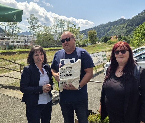 Hausleiterin Angelika Hütter (links) und Pflegedienstleiterin Andrea Schnedl (rechts) überreichten Herrn Limbacher als Dankeschön für seine Unterstützung eine kleine Aufmerksamkeit.