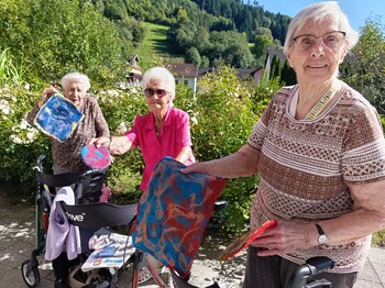 Anna: Stolz präsentieren die Bewohnerinnen Frau Paulitsch, Frau Rabinig und Fr. Kaplan (v.l.n.r) ihre selbst hergestellten Sitzunterlagen