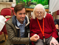 Caritas Wien Generalsekretär Klaus Schwertner gratuliert Frau Fritze zum 103. Geburtstag.