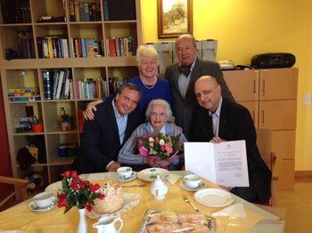 Gratulierten Barbara Säckl zum 101. Geburtstag: Hausleiter Marcus Piringer, Tochter und Schwiegersohn sowie Bezirksvorsteher-Stellvertreter Robert Pschirer