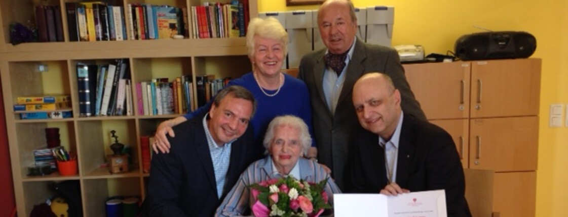 Gratulierten Barbara Säckl zum 101. Geburtstag: Hausleiter Marcus Piringer, Tochter und Schwiegersohn sowie Bezirksvorsteher-Stellvertreter Robert Pschirer