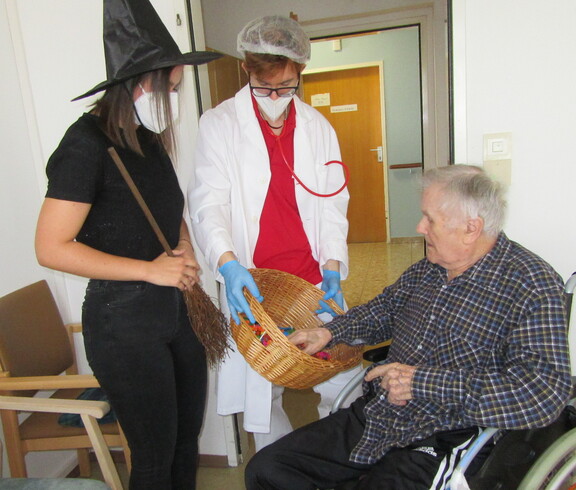 Unsere Bewohner*innen und Mitarbeiter*innen bei der Halloweenparty im Caritas Haus Elisabeth in Rechnitz.