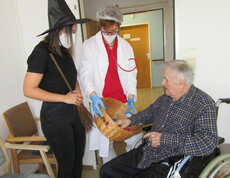 Unsere Bewohner*innen und Mitarbeiter*innen bei der Halloweenparty im Caritas Haus Elisabeth in Rechnitz.