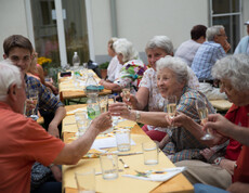Familie Summer mit Familie Kitzler am gemeinsamen Feiern!