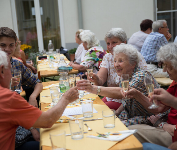 Familie Summer mit Familie Kitzler am gemeinsamen Feiern!