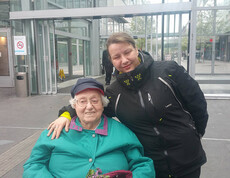 Frau Vavra, Bewohnerin im Haus St. Klemens, auf Shoppingausflug