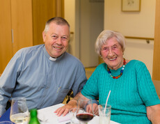 Pfarrer P. Hans Randa und Elisabeth Pischinger, Bewohnerin im Haus St. Teresa