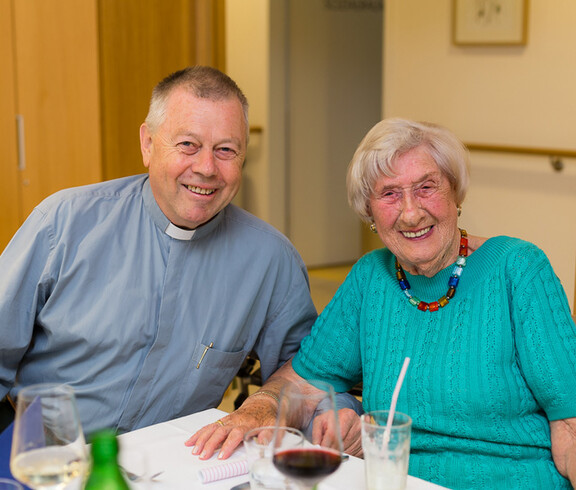 Pfarrer P. Hans Randa und Elisabeth Pischinger, Bewohnerin im Haus St. Teresa