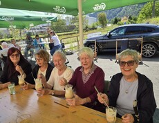Die Bewohnerinnen und Bewohner unseres Pflegewohnhauses genossen beim Ausflug gemeinsam eine erfrischende Eisjause und das gemütliche Beisammensein in geselliger Runde.