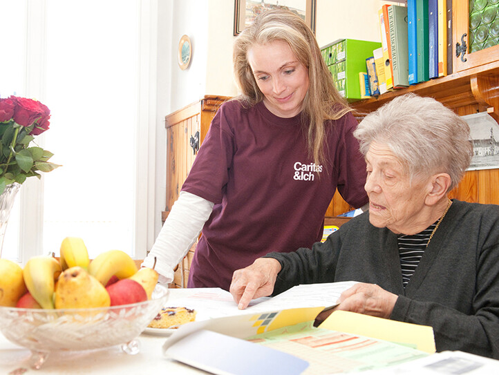 Mitarbeiterin und Seniorin