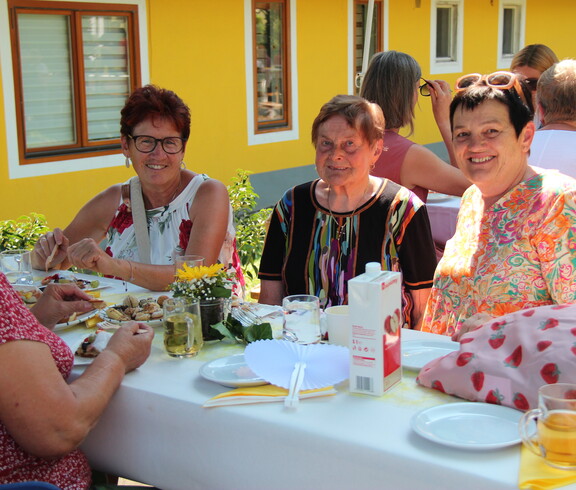 Bewohnerinnen und Gäste genießen gemeinsam das Jubiläumsfest des Pflegewohnhauses.