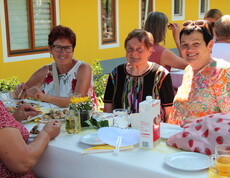 Bewohnerinnen und Gäste genießen gemeinsam das Jubiläumsfest des Pflegewohnhauses.