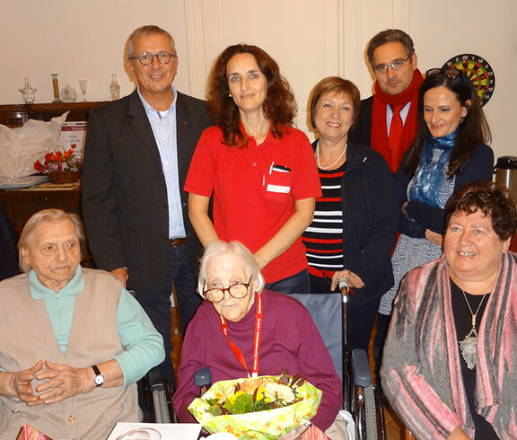 Zum Geburtstag gratulierten Bezirksvorsteherin Gabriele Votava, das Team vom Haus Schönbrunn, Angehörige, sowie Nachbarinnen von Frau Fritze.
