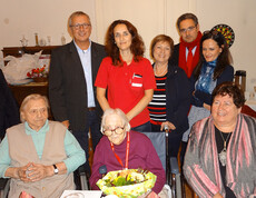 Zum Geburtstag gratulierten Bezirksvorsteherin Gabriele Votava, das Team vom Haus Schönbrunn, Angehörige, sowie Nachbarinnen von Frau Fritze.

